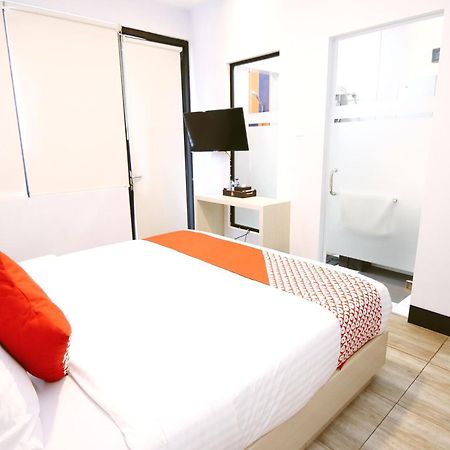 Oyo 592 Budget Hotel By The Harbour Padang  Luaran gambar