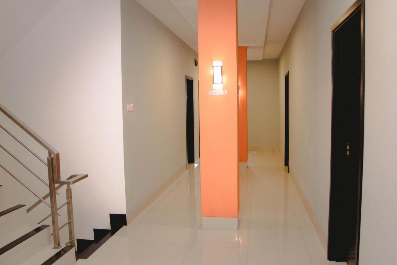 Oyo 592 Budget Hotel By The Harbour Padang  Luaran gambar