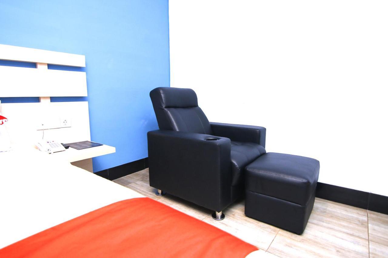 Oyo 592 Budget Hotel By The Harbour Padang  Luaran gambar
