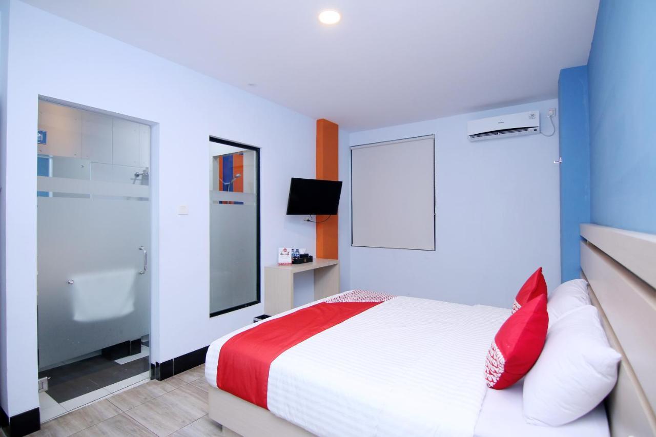 Oyo 592 Budget Hotel By The Harbour Padang  Luaran gambar