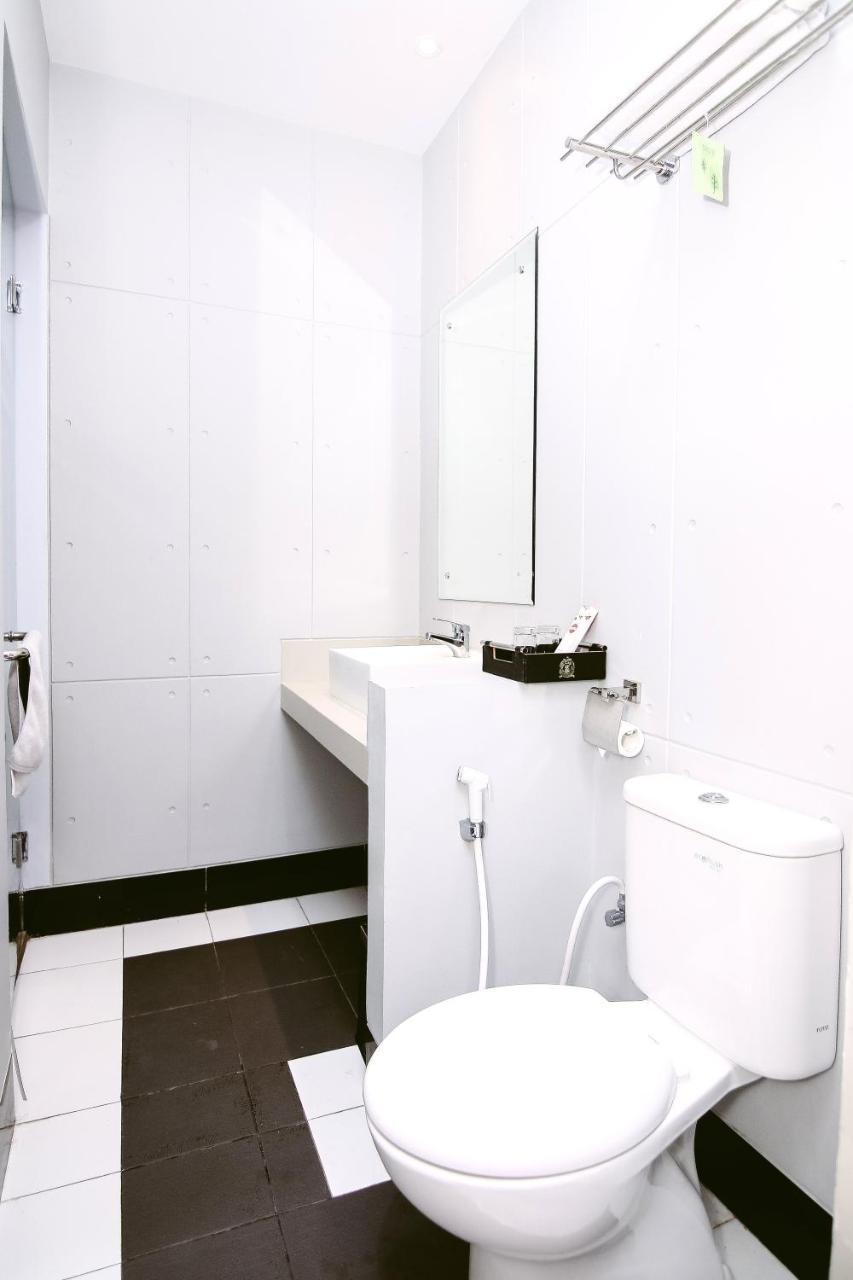 Oyo 592 Budget Hotel By The Harbour Padang  Luaran gambar