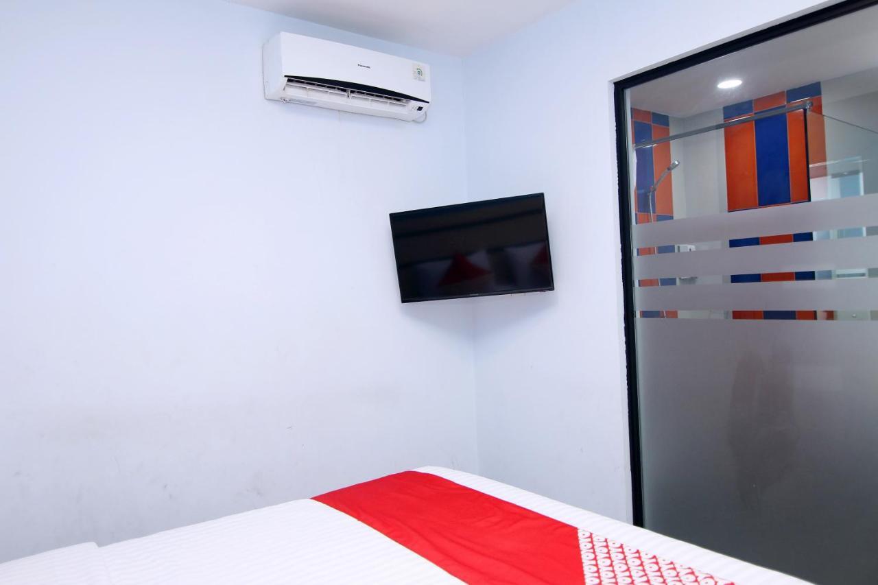 Oyo 592 Budget Hotel By The Harbour Padang  Luaran gambar