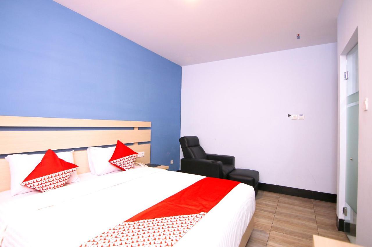 Oyo 592 Budget Hotel By The Harbour Padang  Luaran gambar