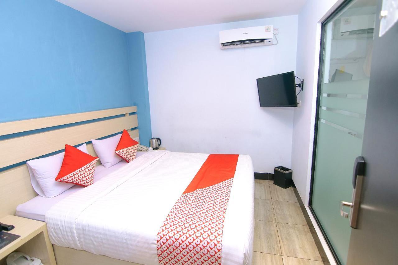Oyo 592 Budget Hotel By The Harbour Padang  Luaran gambar
