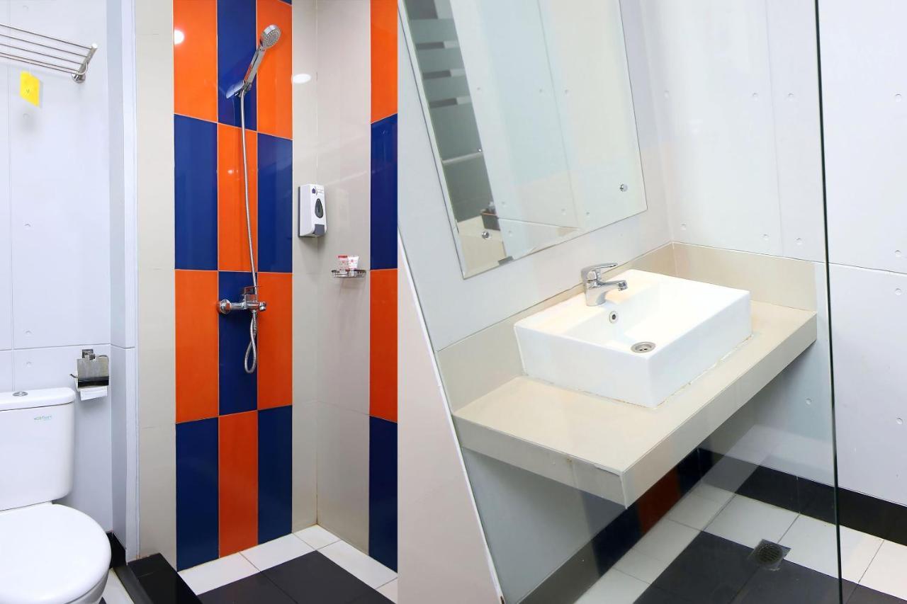 Oyo 592 Budget Hotel By The Harbour Padang  Luaran gambar