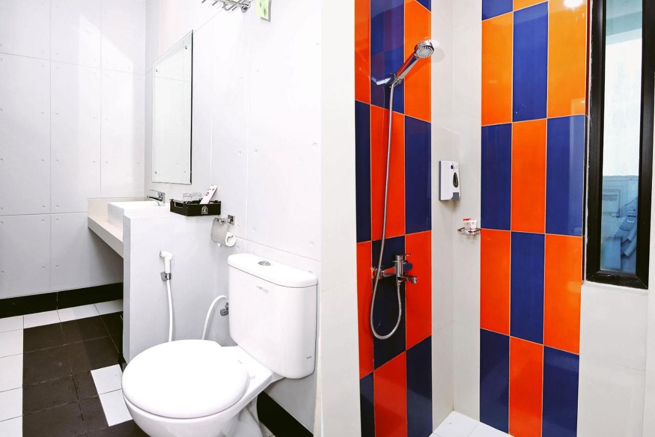 Oyo 592 Budget Hotel By The Harbour Padang  Luaran gambar